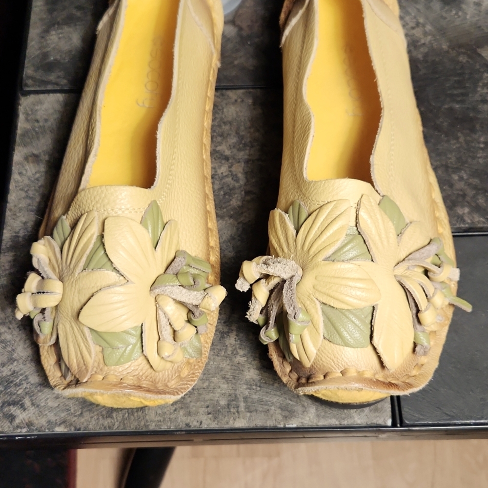 NWOT Asian inspired Leather slip ons